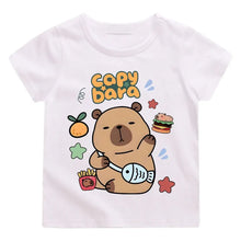 T-shirt coton enfant capybara blanc à manches courtes avec illustration colorée de capybara tenant un poisson