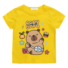 T-shirt coton enfant capybara jaune vif avec capybara cartoon tenant un poisson entouré de nourriture et étoiles
