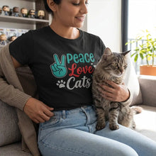 T-shirt coton love cat noir avec motif peace love cats en lettres bleu teal rouge et blanc avec signe paix et empreintes pattes