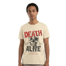 Beige t shirt coton doux pour hommes avec motif graphique de crâne et texte death or alive en rouge et noir vêtements graphiques