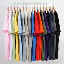 Collection de t-shirts homme coton doux men’s death manches courtes colorés sur cintres en bois vêtements graphiques