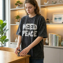 T-shirt coton need peace noir distressed avec lettrage blanc texturé need peace sur la poitrine