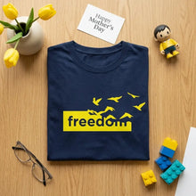 T-shirt coton unisexe freedom bleu marine avec motif oiseaux jaunes volants au-dessus du mot freedom en noir