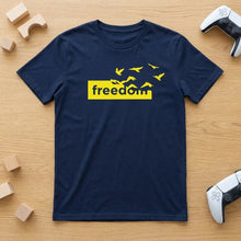 T-shirt coton unisexe bleu marine avec motif oiseaux jaunes et inscription freedom en noir sur fond rectangulaire