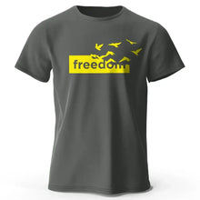 T-shirt coton unisexe freedom gris foncé en coton avec un motif jaune audacieux liberty et silhouettes d oiseaux en vol