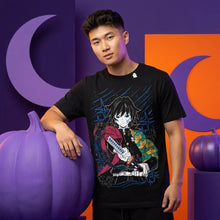 T-shirt noir à manches courtes avec un graphisme vibrant de tanjiro kamado de demon slayer et des détails bleus et verts du kimono de giyu tomioka