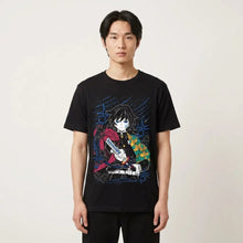 T-shirt noir à manches courtes avec graphisme vif de giyu tomioka en tenue rouge et verte tenant une épée dans demon slayer