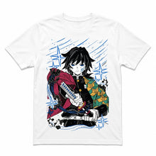 T-shirt blanc avec un graphisme vibrant de giyu tomioka de demon slayer en tenue noire verte et rouge avec épée et effets bleus