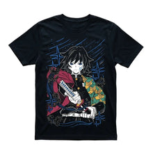 T-shirt noir à manches courtes avec un graphisme détaillé de tanjiro kamado en uniforme de demon slayer giyu tomioka