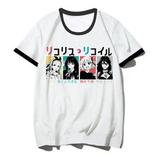 T-shirt manga duo blanc avec bordures noires et un graphique coloré des quatre personnages de lycoris recoil