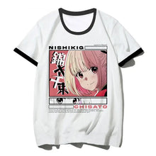 T-shirt manga duo blanc à col noir avec imprimé personnage anime nishikig cheveux roses yeux rouges et texte japonais