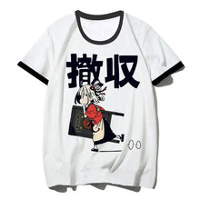 T-shirt manga duo blanc à fines bordures noires avec un personnage manga portant une valise sous des caractères chinois gras duo d’action