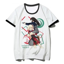 T-shirt manga duo blanc à col noir avec un duo d’action lycoris recoil en pose dynamique sur formes géométriques rouge vert blanc