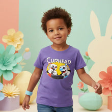 T-shirt enfant cuphead violet à manches courtes avec un graphique coloré de cuphead et les personnages tenant une manette de jeu