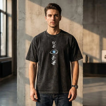 T-shirt noir délavé en coton avec graphique central œil bleu et calligraphie blanche inspiré de jujutsu kaisen