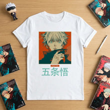 T-shirt blanc en coton avec un graphisme orange et teal de gojo satoru et son nom en kanji une idée cadeau anime gojo satoru