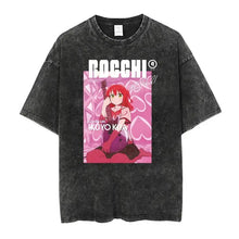 T-shirt manga groupe en coton oversize noir avec graphisme rose vif de ikuo kita du groupe rocchi tenant une guitare