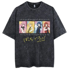 T-shirt manga groupe oversize en coton noir avec un graphisme coloré de quatre personnages d anime et texte japonais jaune