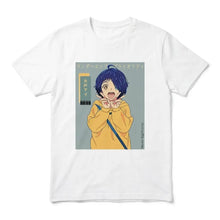 T-shirt blanc en coton avec un graphisme imprimé d un personnage d anime aux cheveux bleus et tenue jaune wonder egg priority