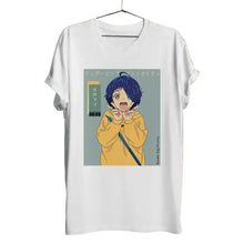 T-shirt blanc en coton avec un graphique imprimé d’un personnage d’anime wonder egg priority aux cheveux bleus et sweat jaune
