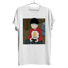 T-shirt mob psycho blanc en coton avec un graphisme anime de shigeo kageyama en sweat rouge tenant une manette