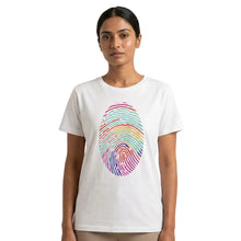 T-shirt homme empreinte digitale en coton blanc avec un motif empreinte digitale arc-en-ciel au centre du torse