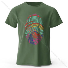 T-shirt en coton vert olive avec un graphisme d’empreinte digitale aux couleurs vives de l’arc-en-ciel.