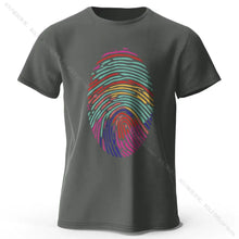 T-shirt homme empreinte digitale en coton gris foncé avec un design empreinte digitale arc-en-ciel vif