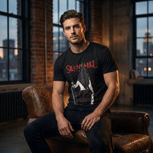 T-shirt horreur brumeuse en coton noir avec graphique pyramid head de silent hill en blanc et rouge et inscription silent hill