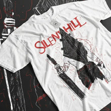 T-shirt horreur brumeuse en coton blanc avec un graphique rouge silent hill et une illustration noire du personnage au casque pyramidal