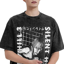 T-shirt silent hill effet délavé noir avec illustration blanche de leon kennedy et mot silent imprimé verticalement