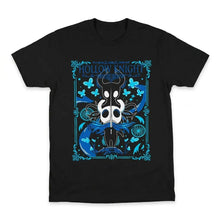 T-shirt hollow knight noir avec design sombre bleu et blanc comprenant papillons engrenages et cadre orné jeu vidéo