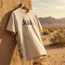 T-shirt jojo’s bizarre adventure en coton crème avec logo noir joj et bande dessinée verticale sur la manche gauche