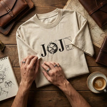 Beige t-shirt en coton avec un graphisme noir jojo et un ballon de foot intégré jojo’s bizarre adventure