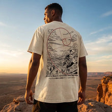 T-shirt jojo’s bizarre adventure en coton crème avec graphique line-art noir et rouge scène steel ball run encadrée par spirale dorée
