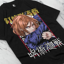T-shirt jujutsu kaisen en coton noir avec un graphisme vibrant de nobara kugisaki aux cheveux orange et texte japonais jaune et blanc