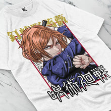 T-shirt jujutsu kaisen blanc en coton avec illustration vibrante de nobara kugisaki et texte japonais rouge et or