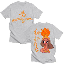 T-shirt karol g tropicoqueta à col rond gris chiné avec dessin orange de hula girl sur le dos et logo stylisé devant