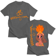 T-shirt karol g tropicoqueta à col rond gris foncé avec logo orange et illustration fille coiffée d’un plumet orange