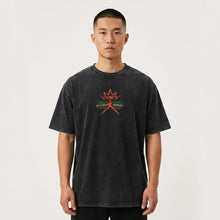 T-shirt noir en coton délavé avec imprimé rouge et vert king et texte barré explosion murder anime katsuki bakugo
