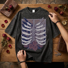 T-shirt unisexe col rond noir délavé en coton avec motif ailes stylisées, roses et étoiles en blanc, bleu et violet