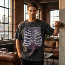 T-shirt unisexe noir délavé en coton à col rond avec motif graphique de côtes et roses blanc et violet