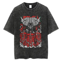T-shirt unisexe noir délavé en coton avec col rond et motif graphique titan rouge et ailes squelettiques blanches avec texte japonais