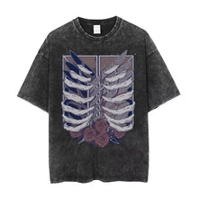 T-shirt unisexe col rond noir délavé en coton avec motif stylisé de côtes, roses et poignards encadré rectangulaire
