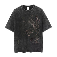 T-shirt unisexe noir délavé en coton avec col rond et illustration line art anime rose et texte japonais l’attaque des titans