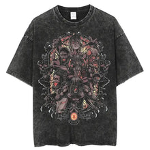 T-shirt unisexe col rond noir délavé en coton avec illustration anime détaillée aux tons sombres et accents rouges