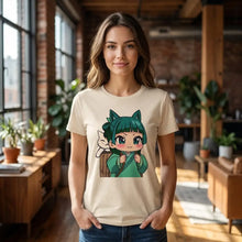 T-shirt crème en coton imprimé d une illustration d anime verte avec chaton sur l épaule inspiré de the apothecary diaries