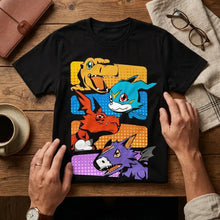 T-shirt digimon noir à manches courtes avec graphique couleur vive de digimon v-mon agumon jaune bleu rouge violet sur fond rectangulaire