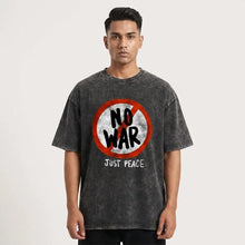 T-shirt noir en coton délavé avec un imprimé audacieux war just peace rouge blanc et noir