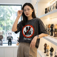 T-shirt noir en coton distressed avec un motif audacieux en rouge et blanc just peace war just peace